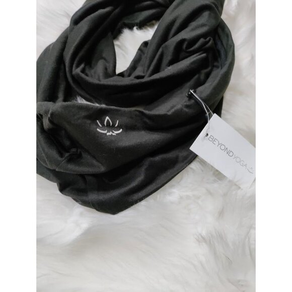 NWT Beyond Yoga Infinity Scarf with Hidden Zipper Pocket Black Women's One Size - Picture 3 of 8